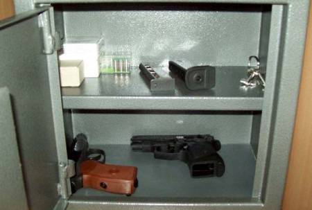 Как хранить охотничьи ружья и пистолеты в домашних условиях